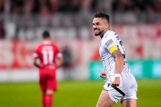 Torschütze Pascal Testroet (SVS, 37), Spieler vom SV Sandhausen (SVS), jubelt über das Tor zum 4:3, Jubel, jubeln, Torjubel, Torerfolg, celebrate the goal, goal, celebration, jubelt ueber das Tor, Freuen, Freude, freut sich, optimistisch, positiv, Spielszene, Highlight, Einzelbild, Einzelfoto, Aktion, Action, 26.09.2025, Sandhausen (Deutschland), Fussball, Regionalliga Südwest, SV Sandhausen - Kickers Offenbach