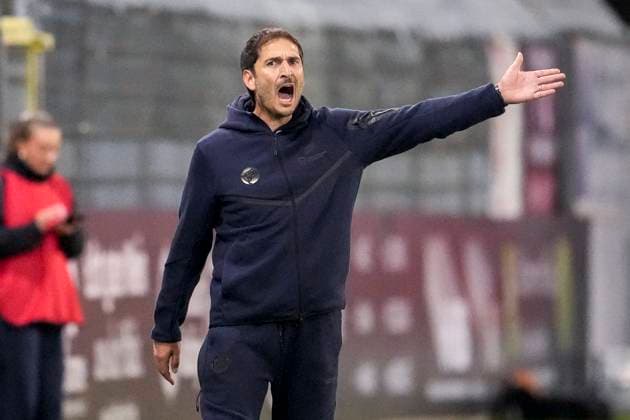 Kristjan Glibo (Trainer, Cheftrainer, OFC), gibt Anweisungen, gestikuliert, mit den Armen gestikulieren, Einzelbild, Einzelfoto, Aktion, Action, 26.09.2025, Sandhausen (Deutschland), Fussball, Regionalliga Südwest, SV Sandhausen - Kickers Offenbach