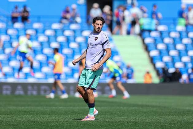 September 27, 2025, Getafe, Madrid, Spain: Unai Vencedor of Levante UD warms up during the Spanish League, LaLiga EA Sports, football match played between Getafe CF and Levante UD at Coliseum stadium on September 27, 2025, in Getafe, Madrid, Spain. Getafe Spain - ZUMAa181 20250927_zaa_a181_058 Copyright: xIrinaxR.xHipolitox