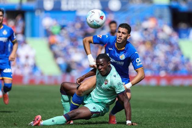 September 27, 2025, Getafe, Madrid, Spain: Karl Etta Eyong of Levante UD and Abdel Abqar of Getafe CF in action during the Spanish League, LaLiga EA Sports, football match played between Getafe CF and Levante UD at Coliseum stadium on September 27, 2025, in Getafe, Madrid, Spain. Getafe Spain - ZUMAa181 20250927_zaa_a181_062 Copyright: xIrinaxR.xHipolitox