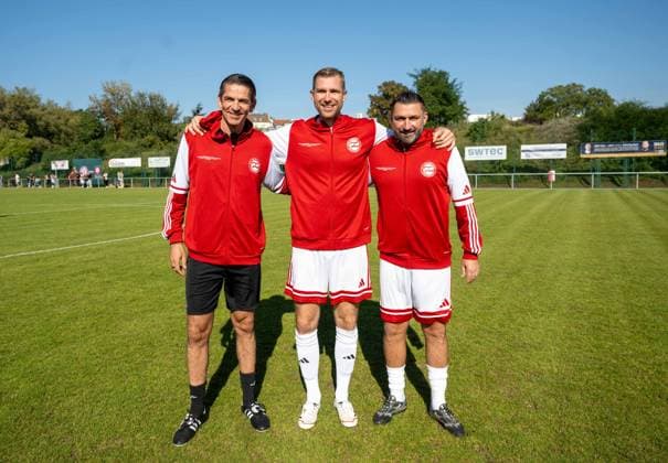 Fußball, Herren, Saison 2025 2026, NOFV Oberliga Nord, SV Sparta Lichtenberg, Feier zur Namensgebung, Sportanlage Fischerstraße wird zum Paul-Kalkbrenner-Sportfeld, beim Einlage-Spiel im Einsatz, v. l. Schiedsrichter Deniz Aytekin, Weltmeister Per Mertesacker und Union-Legende Sportlicher Leiter Torsten Mattuschka (beide Team Kalkbrenner), 27.09. 2025, Copyright: xMatthiasxKochx