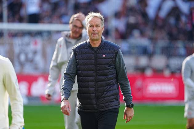 Kasper Hjulmand (Bayer 04 Leverkusen, Trainer) GER, FC St. Pauli vs. Bayer 04 Leverkusen, Fussball, 1. Bundesliga, Spieltag 5, Saison 2025 2026, 27.09.2025 DFL REGULATIONS PROHIBIT ANY USE OF PHOTOGRAPHS AS IMAGE SEQUENCES AND OR QUASI-VIDEO GER, FC St. Pauli vs. Bayer 04 Leverkusen, Fussball, 1. Bundesliga, Spieltag 5, Saison 2025 2026, 27.09.2025 Hamburg Copyright: xEibner-Pressefoto MarcelxvonxFehrnx EP_MFN