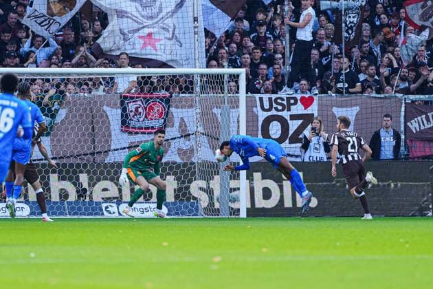 Torschuss Torchance per Kopfball Jarell Quansah (Bayer 04 Leverkusen, 04) GER, FC St. Pauli vs. Bayer 04 Leverkusen, Fussball, 1. Bundesliga, Spieltag 5, Saison 2025 2026, 27.09.2025 DFL REGULATIONS PROHIBIT ANY USE OF PHOTOGRAPHS AS IMAGE SEQUENCES AND OR QUASI-VIDEO GER, FC St. Pauli vs. Bayer 04 Leverkusen, Fussball, 1. Bundesliga, Spieltag 5, Saison 2025 2026, 27.09.2025 Hamburg Copyright: xEibner-Pressefoto MarcelxvonxFehrnx EP_MFN