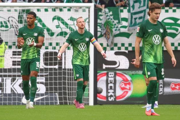 27.09.2025, xgox, Fussball - 1.Bundesliga VfL Wolfsburg - RB Leipzig emspor, v.l. Moritz Jens (Wolfsburg, 15), Maximilian Arnold (Wolfsburg, 27), Mattias Svanberg (Wolfsburg, 32) enttaeuscht, schaut enttaeuscht, niedergeschlagen, disappointed (DFL DFB REGULATIONS PROHIBIT ANY USE OF PHOTOGRAPHS as IMAGE SEQUENCES and or QUASI-VIDEO) Wolfsburg