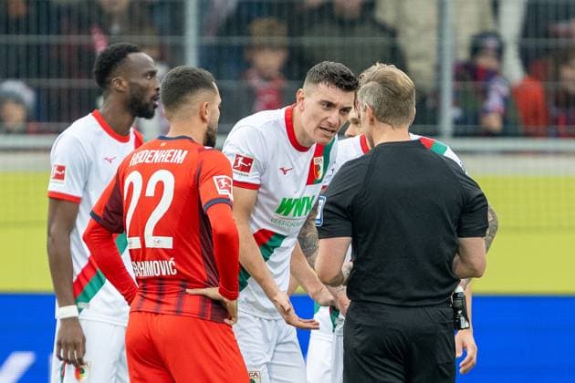 Tobiuas Welz gibt Gelbe Karte fuer Cedric Zesiger (FC Augsburg, 16), GER, 1. FC Heidenheim vs. FC Augsburg, Fussball, Bundesliga, 5. Spieltag, Spielzeit 2025 2026, 27.09.2025, DFL DFB REGULATIONS PROHIBIT ANY USE OF PHOTOGRAPHS AS IMAGE SEQUENCES AND OR QUASI-VIDEO, GER, 1. FC Heidenheim vs. FC Augsburg, Fussball, Bundesliga, 5. Spieltag, Spielzeit 2025 2026, 27.09.2025 Heidenheim Copyright: xEibner-Pressefotox EP_EER