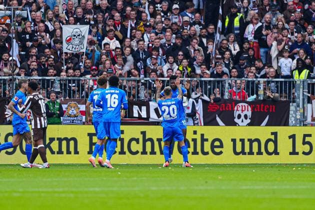 Torjubel Bayer 04 Leverkusen nach Tor zum 0:1 Edmond Tapsoba (Bayer 04 Leverkusen, 12) GER, FC St. Pauli vs. Bayer 04 Leverkusen, Fussball, 1. Bundesliga, Spieltag 5, Saison 2025 2026, 27.09.2025 DFL REGULATIONS PROHIBIT ANY USE OF PHOTOGRAPHS AS IMAGE SEQUENCES AND OR QUASI-VIDEO GER, FC St. Pauli vs. Bayer 04 Leverkusen, Fussball, 1. Bundesliga, Spieltag 5, Saison 2025 2026, 27.09.2025 Hamburg Copyright: xEibner-Pressefoto MarcelxvonxFehrnx EP_MFN