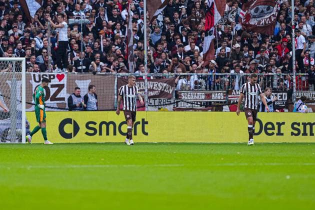 Enttaeuschung FC St. Pauli nach Tor zum 0:1 Edmond Tapsoba (Bayer 04 Leverkusen, 12) GER, FC St. Pauli vs. Bayer 04 Leverkusen, Fussball, 1. Bundesliga, Spieltag 5, Saison 2025 2026, 27.09.2025 DFL REGULATIONS PROHIBIT ANY USE OF PHOTOGRAPHS AS IMAGE SEQUENCES AND OR QUASI-VIDEO GER, FC St. Pauli vs. Bayer 04 Leverkusen, Fussball, 1. Bundesliga, Spieltag 5, Saison 2025 2026, 27.09.2025 Hamburg Copyright: xEibner-Pressefoto MarcelxvonxFehrnx EP_MFN