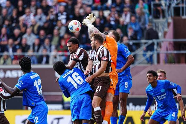 Andreas Houtondji (FC St. Pauli, 27), Lars Ritzka (FC St. Pauli, 21), Mark Flekken (Bayer 04 Leverkusen, 01) GER, FC St. Pauli vs. Bayer 04 Leverkusen, Fussball, 1. Bundesliga, Spieltag 5, Saison 2025 2026, 27.09.2025 DFL REGULATIONS PROHIBIT ANY USE OF PHOTOGRAPHS AS IMAGE SEQUENCES AND OR QUASI-VIDEO GER, FC St. Pauli vs. Bayer 04 Leverkusen, Fussball, 1. Bundesliga, Spieltag 5, Saison 2025 2026, 27.09.2025 Hamburg Copyright: xEibner-Pressefoto MarcelxvonxFehrnx EP_MFN