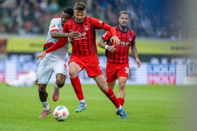 Essende Mbongu (FC Augsburg, 09), Julian Niehues (FC Heidenheim, 16), GER, 1. FC Heidenheim vs. FC Augsburg, Fussball, Bundesliga, 5. Spieltag, Spielzeit 2025 2026, 27.09.2025, DFL DFB REGULATIONS PROHIBIT ANY USE OF PHOTOGRAPHS AS IMAGE SEQUENCES AND OR QUASI-VIDEO, GER, 1. FC Heidenheim vs. FC Augsburg, Fussball, Bundesliga, 5. Spieltag, Spielzeit 2025 2026, 27.09.2025 Heidenheim Copyright: xEibner-Pressefotox EP_EER