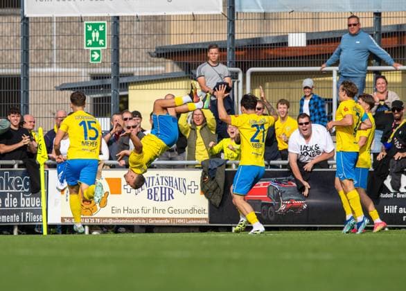 Fussball, Herren, Saison 2025 2026, Regionalliga Nordost (10. Spieltag), FSV 63 Luckenwalde - BSG Chemie Leipzig, v.l. Tim Meyer (Luckenwalde), Lucas Will (Luckenwalde), Matthew Meier (Luckenwalde), Remo Merke (Luckenwalde), Jubel nach Tor zum 1:0, 27.09. 2025, Copyright: xSebastianxRäppold MatthiasxKochx