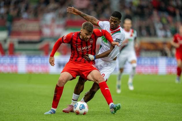 Essende Mbongu (FC Augsburg, 09), Julian Niehues (FC Heidenheim, 16), GER, 1. FC Heidenheim vs. FC Augsburg, Fussball, Bundesliga, 5. Spieltag, Spielzeit 2025 2026, 27.09.2025, DFL DFB REGULATIONS PROHIBIT ANY USE OF PHOTOGRAPHS AS IMAGE SEQUENCES AND OR QUASI-VIDEO, GER, 1. FC Heidenheim vs. FC Augsburg, Fussball, Bundesliga, 5. Spieltag, Spielzeit 2025 2026, 27.09.2025 Heidenheim Copyright: xEibner-Pressefotox EP_EER