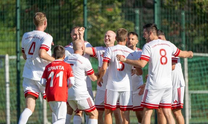 Fußball, Herren, Saison 2025 2026, NOFV Oberliga Nord, SV Sparta Lichtenberg, Feier zur Namensgebung, Sportanlage Fischerstraße wird zum Paul-Kalkbrenner-Sportfeld, Paul Kalkbrenner (M.) bejubelt beim Einlagespiel ein Tor, links Per Mertesacker, 27.09. 2025, Copyright: xMatthiasxKochx