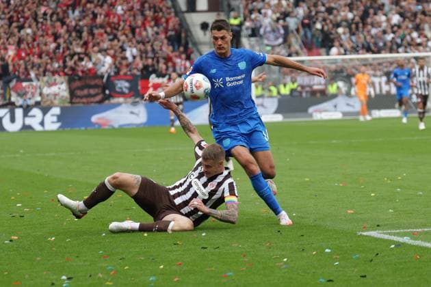 GER, Hamburg, Fussball, DFL, FC St. Pauli vs Bayer Leverkusen , im Millerntor Stadion , 27.09.2025 , v.l. Eric Smith (FC St. Pauli ,8 ) , Patrik Schick (Bayer Leverkusen ,14) DFL regulations prohibit any use of photographs as image sequences and or quasi-video. Copyright: HMBxMedia FernandoxSoares