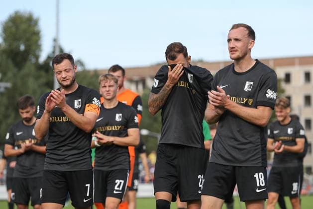 27.09.2025, xtgx, Fussball Regionalliga Nordost, FSV 63 Luckenwalde - BSG Chemie Leipzig emspor, v.l. Janik Maeder (Mäder, Chemie Leipzig, 7), Rudolf Sanin (Chemie Leipzig, 21), Philipp Wendt (Chemie Leipzig, 18) enttaeuscht, schaut enttaeuscht, niedergeschlagen, disappointed (DFL DFB REGULATIONS PROHIBIT ANY USE OF PHOTOGRAPHS as IMAGE SEQUENCES and or QUASI-VIDEO) Luckenwalde