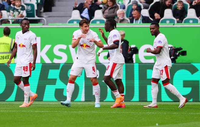 Wolfsburg - RB Leipzig Bundesliga Wolfsburg, 27.09.2025, Volkswagen Arena, Bundesliga, Spieltag 5 , VFL WOLFSBURG vs. RB LEIPZIG , Tor für RB Leipzig zum 0:1. Im Bild, Torjubel v.l.: Yan Diomande (49, RB Leipzig), Willi Orban (4, RB Leipzig), Torschütze Johan Bakayoko (9, RB Leipzig) und Ridle Baku (17, RB Leipzig) ,