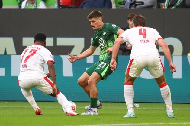 27.09.2025, xgox, Fussball - 1.Bundesliga VfL Wolfsburg - RB Leipzig emspor, v.l. Ridle Baku (Leipzig, 17), Joakim Maehle (Wolfsburg, 21), Willi Orban (Leipzig, 4) Zweikampf, Duell, Kampf, tackle (DFL DFB REGULATIONS PROHIBIT ANY USE OF PHOTOGRAPHS as IMAGE SEQUENCES and or QUASI-VIDEO) Wolfsburg