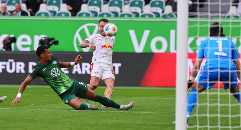 Wolfsburg - RB Leipzig Bundesliga Wolfsburg, 27.09.2025, Volkswagen Arena, Bundesliga, Spieltag 5 , VFL WOLFSBURG vs. RB LEIPZIG , Im Bild v.l.: Moritz Jenz (15, Wolfsburg), David Raum (22, RB Leipzig) und Torwart Kail Grabara (1, Wolfsburg) ,