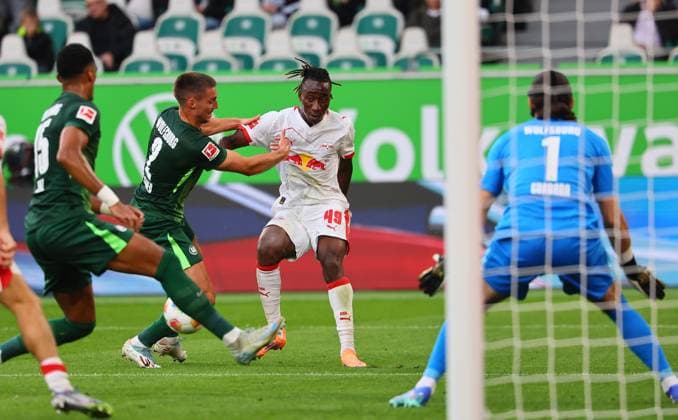 Wolfsburg - RB Leipzig Bundesliga Wolfsburg, 27.09.2025, Volkswagen Arena, Bundesliga, Spieltag 5 , VFL WOLFSBURG vs. RB LEIPZIG , Im Bild v.l.: Moritz Jenz (15, Wolfsburg), Kilian Fischer (2, Wolfsburg), Yan Diomande (49, RB Leipzig) und Torwart Kail Grabara (1, Wolfsburg) ,