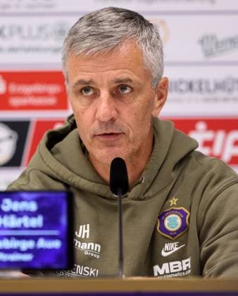Aue, 27.09.2025, Erzgebirgsstadion, Fußball, 3.Liga, 3.Spieltag FC Erzgebirge Aue vs. TSV 1860 München , Im Bild; Trainer Jens Härtel Haertel, Erzgebirge Aue, Nur für journalistische Zwecke. Only for editorial use! , DFB DFL regulations prohibit any use of photographs as image sequences and or quasi-video. ,