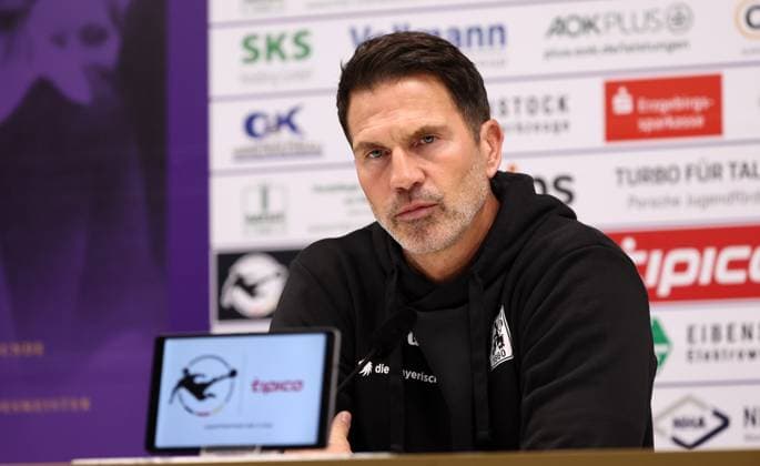 Aue, 27.09.2025, Erzgebirgsstadion, Fußball, 3.Liga, 3.Spieltag FC Erzgebirge Aue vs. TSV 1860 München , Im Bild; Trainer Patrick Glöckner Glöckner, 1860 München , Nur für journalistische Zwecke. Only for editorial use! , DFB DFL regulations prohibit any use of photographs as image sequences and or quasi-video. ,