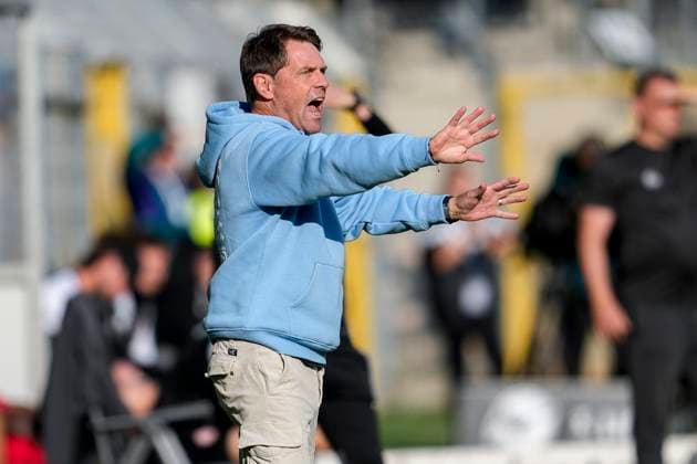 Luc Holtz (Trainer, Cheftrainer, SVWM), gibt Anweisungen, gestikuliert, mit den Armen gestikulieren, Einzelbild, Einzelfoto, Aktion, Action, 27.09.2025, Mannheim (Deutschland), Fussball, 3. Liga, SV Waldhof Mannheim - Rot-Weiss Essen, DFB DFL REGULATIONS PROHIBIT ANY USE OF PHOTOGRAPHS AS IMAGE SEQUENCES AND OR QUASI-VIDEO.