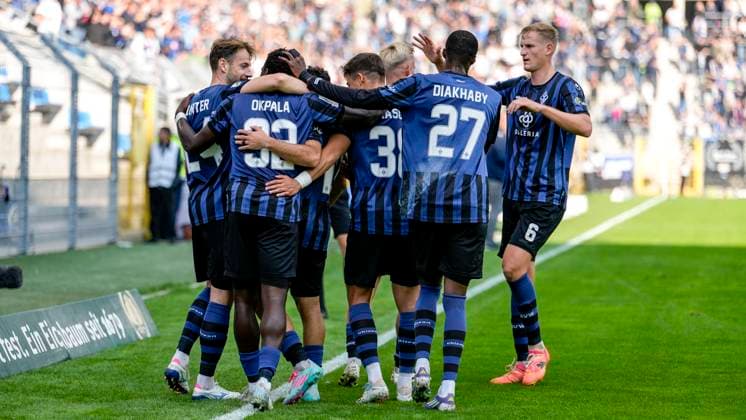 Spieler vom SV Waldhof Mannheim (SVWM), jubeln über das Tor zum 2:0, Jubel, Torjubel, Torerfolg, celebrate the goal, goal, celebration, jubelt ueber das Tor, Freuen, Freude, freut sich, optimistisch, positiv, Spielszene, Highlight, Action, Aktion, 27.09.2025, Mannheim (Deutschland), Fussball, 3. Liga, SV Waldhof Mannheim - Rot-Weiss Essen, DFB DFL REGULATIONS PROHIBIT ANY USE OF PHOTOGRAPHS AS IMAGE SEQUENCES AND OR QUASI-VIDEO.