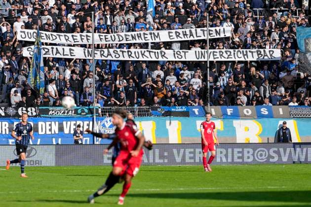 Die Fans vom SV Waldhof Mannheim zeigen in der Fankurve ein Banner, Spruchband mit der Aufschrift: Jugendtreff Feudenheim erhalten, Soziale Infrastruktur ist unverzichtbar, Fans, Ultras Publikum, Zuschauer, Stimmung, Atmosphäre, Stadion, Protest, Protestaktion, protestieren, Aktion, Action, 27.09.2025, Mannheim (Deutschland), Fussball, 3. Liga, SV Waldhof Mannheim - Rot-Weiss Essen, DFB DFL REGULATIONS PROHIBIT ANY USE OF PHOTOGRAPHS AS IMAGE SEQUENCES AND OR QUASI-VIDEO.
