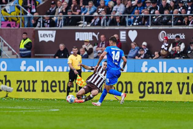 Manolis Saliakas (FC St. Pauli, 02), Patrik Schick (Bayer 04 Leverkusen, 14) GER, FC St. Pauli vs. Bayer 04 Leverkusen, Fussball, 1. Bundesliga, Spieltag 5, Saison 2025 2026, 27.09.2025 DFL REGULATIONS PROHIBIT ANY USE OF PHOTOGRAPHS AS IMAGE SEQUENCES AND OR QUASI-VIDEO GER, FC St. Pauli vs. Bayer 04 Leverkusen, Fussball, 1. Bundesliga, Spieltag 5, Saison 2025 2026, 27.09.2025 Hamburg Copyright: xEibner-Pressefoto MarcelxvonxFehrnx EP_MFN