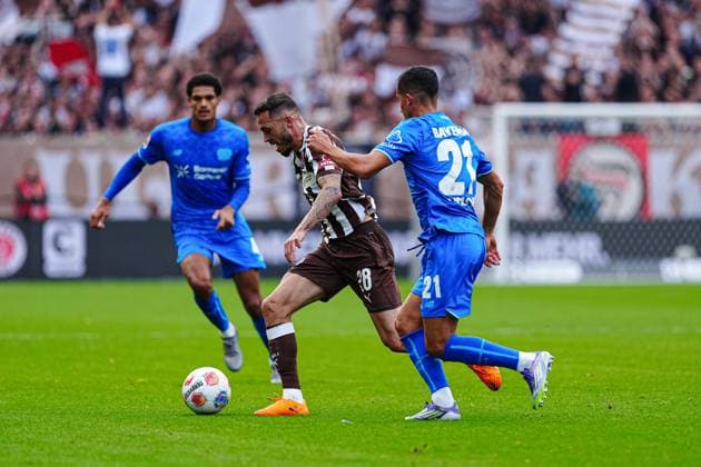 Mathias Pereira Lage (FC St. Pauli, 28), Lucas Vazquez (Bayer 04 Leverkusen, 21) GER, FC St. Pauli vs. Bayer 04 Leverkusen, Fussball, 1. Bundesliga, Spieltag 5, Saison 2025 2026, 27.09.2025 DFL REGULATIONS PROHIBIT ANY USE OF PHOTOGRAPHS AS IMAGE SEQUENCES AND OR QUASI-VIDEO GER, FC St. Pauli vs. Bayer 04 Leverkusen, Fussball, 1. Bundesliga, Spieltag 5, Saison 2025 2026, 27.09.2025 Hamburg Copyright: xEibner-Pressefoto MarcelxvonxFehrnx EP_MFN