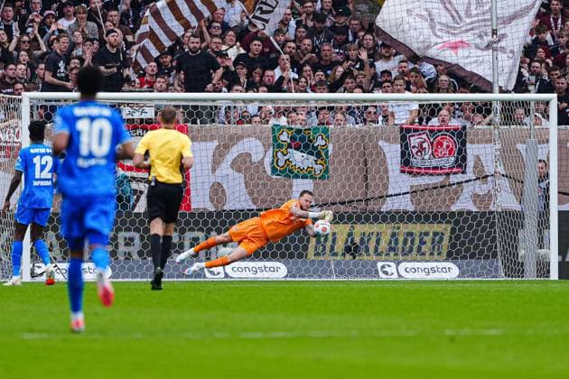 Mark Flekken (Bayer 04 Leverkusen, 01) haelt Torschuss Torchance Danel Sinani (FC St. Pauli, 10) GER, FC St. Pauli vs. Bayer 04 Leverkusen, Fussball, 1. Bundesliga, Spieltag 5, Saison 2025 2026, 27.09.2025 DFL REGULATIONS PROHIBIT ANY USE OF PHOTOGRAPHS AS IMAGE SEQUENCES AND OR QUASI-VIDEO GER, FC St. Pauli vs. Bayer 04 Leverkusen, Fussball, 1. Bundesliga, Spieltag 5, Saison 2025 2026, 27.09.2025 Hamburg Copyright: xEibner-Pressefoto MarcelxvonxFehrnx EP_MFN