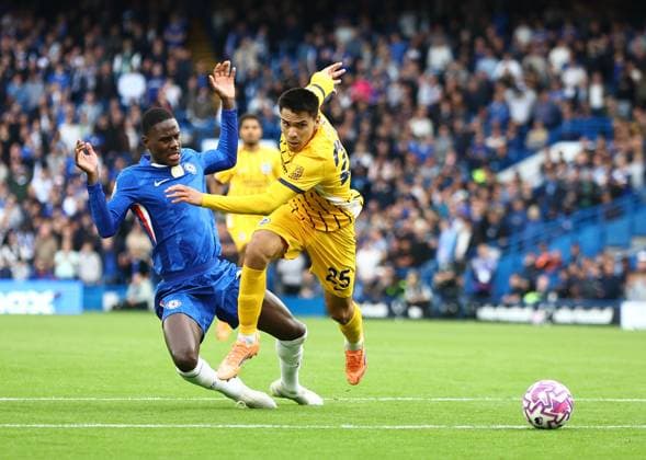 Sport Bilder des Tages Diego Gomez of Brighton & Hove Albion is fouled by Trevoh Chalobah of Chelsea - red card given Chelsea v Brighton and Hove Albion, Premier League, Football, Stamford Bridge, London, UK - 27 Sep 2025London Stamford Bridge United Kingdom EDITORIAL USE ONLY No use with unauthorised audio, video, data, fixture lists, club league logos or live services. Online in-match use limited to 120 images, no video emulation. No use in betting, games or single club league player publications. Copyright: xMichaelxZemanek Shutterstockx 15503910y