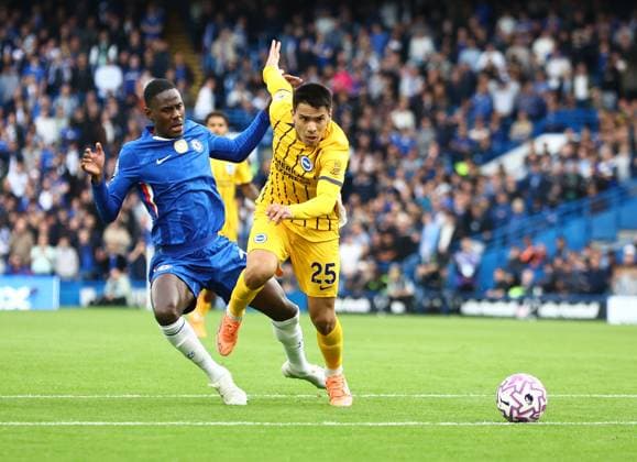 Diego Gomez of Brighton & Hove Albion is fouled by Trevoh Chalobah of Chelsea - red card given Chelsea v Brighton and Hove Albion, Premier League, Football, Stamford Bridge, London, UK - 27 Sep 2025London Stamford Bridge United Kingdom EDITORIAL USE ONLY No use with unauthorised audio, video, data, fixture lists, club league logos or live services. Online in-match use limited to 120 images, no video emulation. No use in betting, games or single club league player publications. Copyright: xMichaelxZemanek Shutterstockx 15503910x
