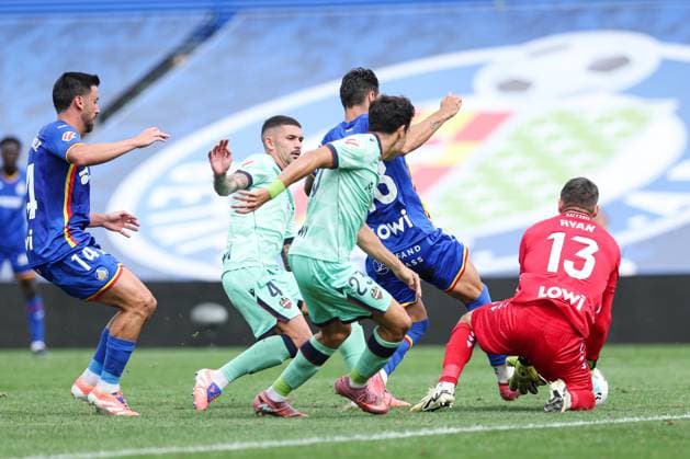 September 27, 2025, Getafe, Madrid, Spain: Alex Sancris of Getafe CF and Mathew Ryan of Levante UD in action during the Spanish League, LaLiga EA Sports, football match played between Getafe CF and Levante UD at Coliseum stadium on September 27, 2025, in Getafe, Madrid, Spain. Getafe Spain - ZUMAa181 20250927_zaa_a181_147 Copyright: xIrinaxR.xHipolitox