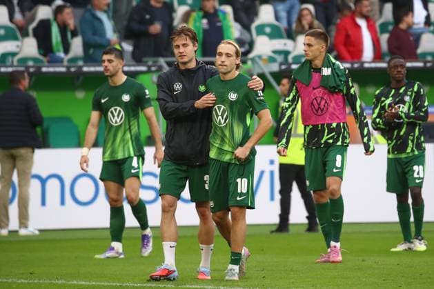 27.09.2025, xgox, Fussball 1. Bundesliga, VfL Wolfsburg - RB Leipzig emspor, v.l. Mattias Svanberg (Wolfsburg, 32), Lovro Majer (Wolfsburg, 10) enttaeuscht, enttäuscht, schaut enttaeuscht, niedergeschlagen, disappointed (DFL DFB REGULATIONS PROHIBIT ANY USE OF PHOTOGRAPHS as IMAGE SEQUENCES and or QUASI-VIDEO) Wolfsburg