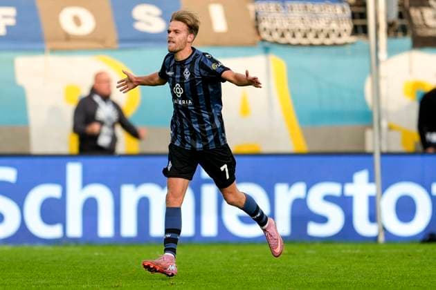 Torschütze Nicklas Shipnoski (SVWM, 7), Spieler vom SV Waldhof Mannheim (SVWM), jubelt über das Tor zum 3:0, Jubel, jubeln, Torjubel, Torerfolg, celebrate the goal, goal, celebration, jubelt ueber das Tor, Freuen, Freude, freut sich, optimistisch, positiv, Spielszene, Highlight, Freisteller, Ganzkörper, Einzelbild, Einzelfoto, Aktion, Action, 27.09.2025, Mannheim (Deutschland), Fussball, 3. Liga, SV Waldhof Mannheim - Rot-Weiss Essen, DFB DFL REGULATIONS PROHIBIT ANY USE OF PHOTOGRAPHS AS IMAGE SEQUENCES AND OR QUASI-VIDEO.