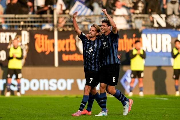 v.li.: Torschütze Nicklas Shipnoski (SVWM, 7), Maximilian Thalhammer (SVWM, 8), Spieler vom SV Waldhof Mannheim (SVWM), jubeln über das Tor zum 3:0, Jubel, Torjubel, Torerfolg, celebrate the goal, goal, celebration, jubelt ueber das Tor, Freuen, Freude, freut sich, optimistisch, positiv, Spielszene, Highlight, Action, Aktion, 27.09.2025, Mannheim (Deutschland), Fussball, 3. Liga, SV Waldhof Mannheim - Rot-Weiss Essen, DFB DFL REGULATIONS PROHIBIT ANY USE OF PHOTOGRAPHS AS IMAGE SEQUENCES AND OR QUASI-VIDEO.
