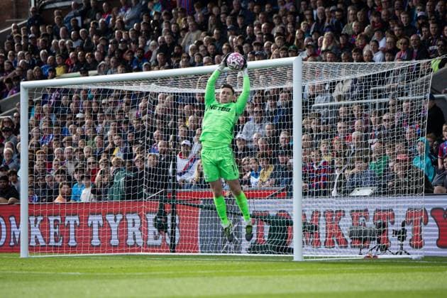 Dean Henderson of Crystal Palace saves Crystal Palace v Liverpool, Premier League, Football, Selhurst Park, London, UK - 27 Sep 2025London Selhurst Park United Kingdom EDITORIAL USE ONLY No use with unauthorised audio, video, data, fixture lists, club league logos or live services. Online in-match use limited to 120 images, no video emulation. No use in betting, games or single club league player publications. Copyright: xIanxTuttle Shutterstockx 15503911ck