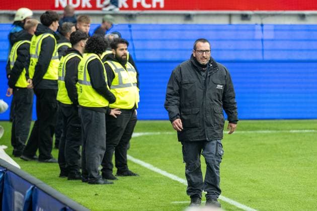 Sicherheitskraefte warten auf den Hubschrauber Christoph 22 wegen eines verletzten FCH Fans, GER, 1. FC Heidenheim vs. FC Augsburg, Fussball, Bundesliga, 5. Spieltag, Spielzeit 2025 2026, 27.09.2025, DFL DFB REGULATIONS PROHIBIT ANY USE OF PHOTOGRAPHS AS IMAGE SEQUENCES AND OR QUASI-VIDEO, GER, 1. FC Heidenheim vs. FC Augsburg, Fussball, Bundesliga, 5. Spieltag, Spielzeit 2025 2026, 27.09.2025 Heidenheim Copyright: xEibner-Pressefotox EP_EER