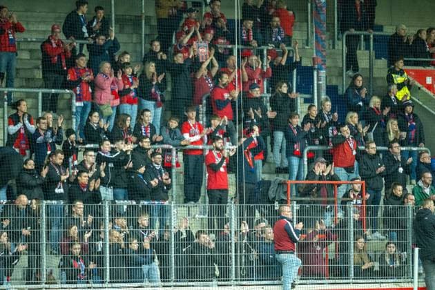 Zuschauer und Fans von Heidenheim applaudieren den Fans von Augsburg fuer die Solidaritaet, GER, 1. FC Heidenheim vs. FC Augsburg, Fussball, Bundesliga, 5. Spieltag, Spielzeit 2025 2026, 27.09.2025, DFL DFB REGULATIONS PROHIBIT ANY USE OF PHOTOGRAPHS AS IMAGE SEQUENCES AND OR QUASI-VIDEO, GER, 1. FC Heidenheim vs. FC Augsburg, Fussball, Bundesliga, 5. Spieltag, Spielzeit 2025 2026, 27.09.2025 Heidenheim Copyright: xEibner-Pressefotox EP_EER