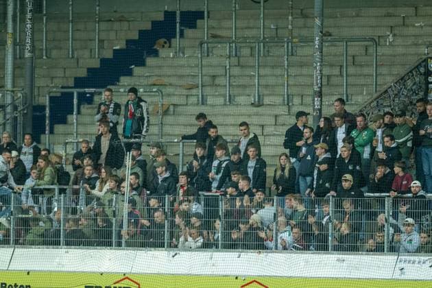 Die Zuschauer und Fans von Augsburg solidarisieren sich wegen eines verletzten Fan des FC Heidenheim, GER, 1. FC Heidenheim vs. FC Augsburg, Fussball, Bundesliga, 5. Spieltag, Spielzeit 2025 2026, 27.09.2025, DFL DFB REGULATIONS PROHIBIT ANY USE OF PHOTOGRAPHS AS IMAGE SEQUENCES AND OR QUASI-VIDEO, GER, 1. FC Heidenheim vs. FC Augsburg, Fussball, Bundesliga, 5. Spieltag, Spielzeit 2025 2026, 27.09.2025 Heidenheim Copyright: xEibner-Pressefotox EP_EER