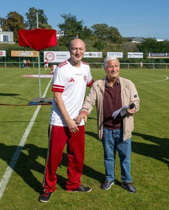 Fußball, Herren, Saison 2025 2026, NOFV Oberliga Nord, SV Sparta Lichtenberg, Feier zur Namensgebung, Sportanlage Fischerstraße wird zum Paul-Kalkbrenner-Sportfeld, v. l. Paul Kalkbrenner (Namensgeber des Paul-Kalkbrenner-Sportfeldes), Präsident Werner Natalis (SV Sparta Lichtenberg), 27.09. 2025, Copyright: xMatthiasxKochx