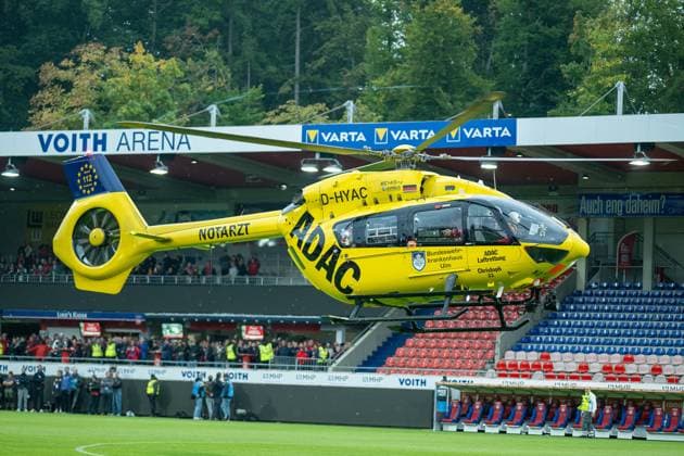 Einsatz des ADAC Rettungshubschrauber Chtistoph 22 wegen eines verletzten Fan des FC Heidenheim, GER, 1. FC Heidenheim vs. FC Augsburg, Fussball, Bundesliga, 5. Spieltag, Spielzeit 2025 2026, 27.09.2025, DFL DFB REGULATIONS PROHIBIT ANY USE OF PHOTOGRAPHS AS IMAGE SEQUENCES AND OR QUASI-VIDEO, GER, 1. FC Heidenheim vs. FC Augsburg, Fussball, Bundesliga, 5. Spieltag, Spielzeit 2025 2026, 27.09.2025 Heidenheim Copyright: xEibner-Pressefotox EP_EER