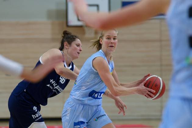 Romy Baer (Lions, 46), Elina Koskimies (Saarluis, 7), Syntainics MBC vs. Saarlouis Royals, Basketball, Damen, Bundesliga, Saison 2025 2026, 1. Spieltag, 27.09.2025. Halle SWH Arena Sachsen-Anhalt Deutschland