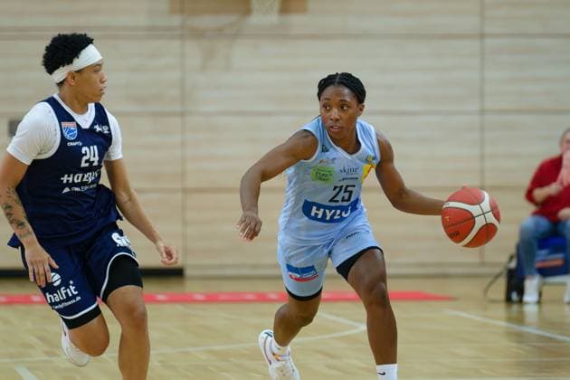 Liz Smith (Lions, 24), Martha Burse (Saarluis, 25), Syntainics MBC vs. Saarlouis Royals, Basketball, Damen, Bundesliga, Saison 2025 2026, 1. Spieltag, 27.09.2025. Halle SWH Arena Sachsen-Anhalt Deutschland