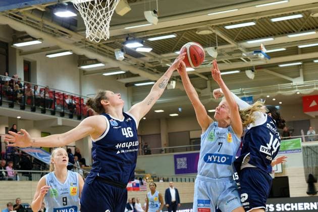 Romy Baer (Lions, 46), Elina Koskimies (Saarluis, 7), Katelyn Shumate (Lions, 14), Syntainics MBC vs. Saarlouis Royals, Basketball, Damen, Bundesliga, Saison 2025 2026, 1. Spieltag, 27.09.2025. Halle SWH Arena Sachsen-Anhalt Deutschland