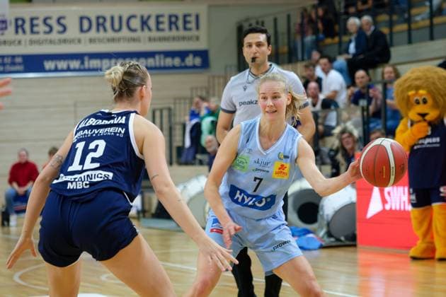 Anna Alborova (Lions, 12), Elina Koskimies (Saarluis, 7), Syntainics MBC vs. Saarlouis Royals, Basketball, Damen, Bundesliga, Saison 2025 2026, 1. Spieltag, 27.09.2025. Halle SWH Arena Sachsen-Anhalt Deutschland