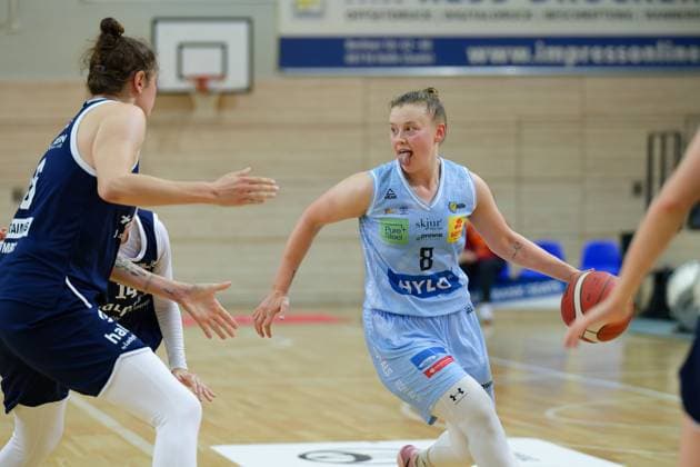 Romy Baer (Lions, 46), Roosa Lehtoranta (Saarluis, 8), Syntainics MBC vs. Saarlouis Royals, Basketball, Damen, Bundesliga, Saison 2025 2026, 1. Spieltag, 27.09.2025. Halle SWH Arena Sachsen-Anhalt Deutschland
