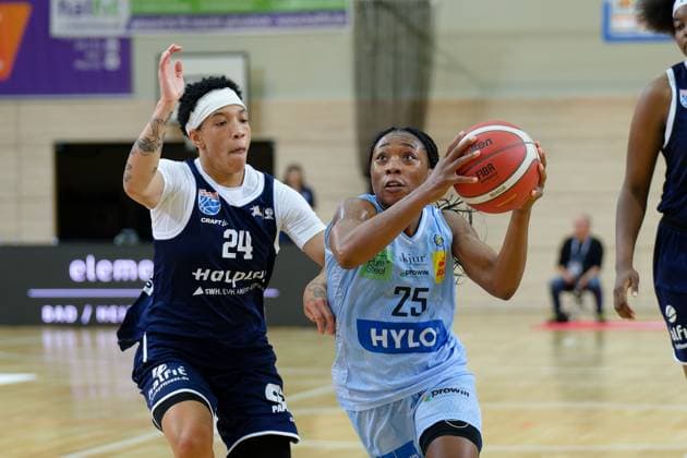 Liz Smith (Lions, 24), Martha Burse (Saarluis, 25), Syntainics MBC vs. Saarlouis Royals, Basketball, Damen, Bundesliga, Saison 2025 2026, 1. Spieltag, 27.09.2025. Halle SWH Arena Sachsen-Anhalt Deutschland