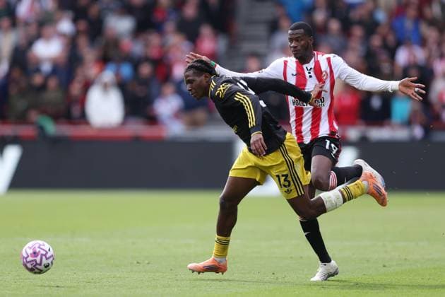 London, England, 27th September 2025. Patrick Dorgu of Manchester United, ManU and Dango Ouattara of Brentford challenge for the ball during the Brentford vs Manchester United Premier League match at Gtech Community Stadium, London. Picture credit should read: Paul Terry Sportimage EDITORIAL USE ONLY. No use with unauthorised audio, video, data, fixture lists, club league logos or live services. Online in-match use limited to 120 images, no video emulation. No use in betting, games or single club league player publications. SPI_065_PT_Brentford_Man_Utd SPI-4167-0065