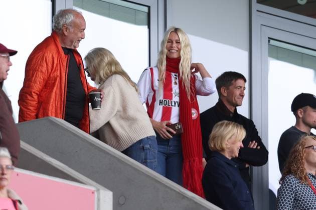 London, England, 27th September 2025. Claudia Schiffer during the Brentford vs Manchester United, ManU Premier League match at Gtech Community Stadium, London. Picture credit should read: Paul Terry Sportimage EDITORIAL USE ONLY. No use with unauthorised audio, video, data, fixture lists, club league logos or live services. Online in-match use limited to 120 images, no video emulation. No use in betting, games or single club league player publications. SPI_070_PT_Brentford_Man_Utd SPI-4167-0070